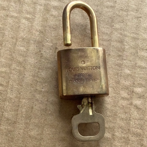 #338 Authentic Louis Vuitton Vintage Padlock Lock & Key Set - Picture 4 of 6